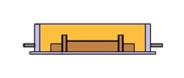 Photo Le fondeur prépare la partie inférieure du moule, le demi modèle est recouvert du sable.