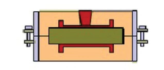 Photo Le fondeur procède alors à la coulée de l’alliage en fusion dans le moule.